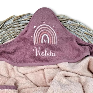 Kapuzenhandtuch Mauve mit Regenbogen und Namen bestickt