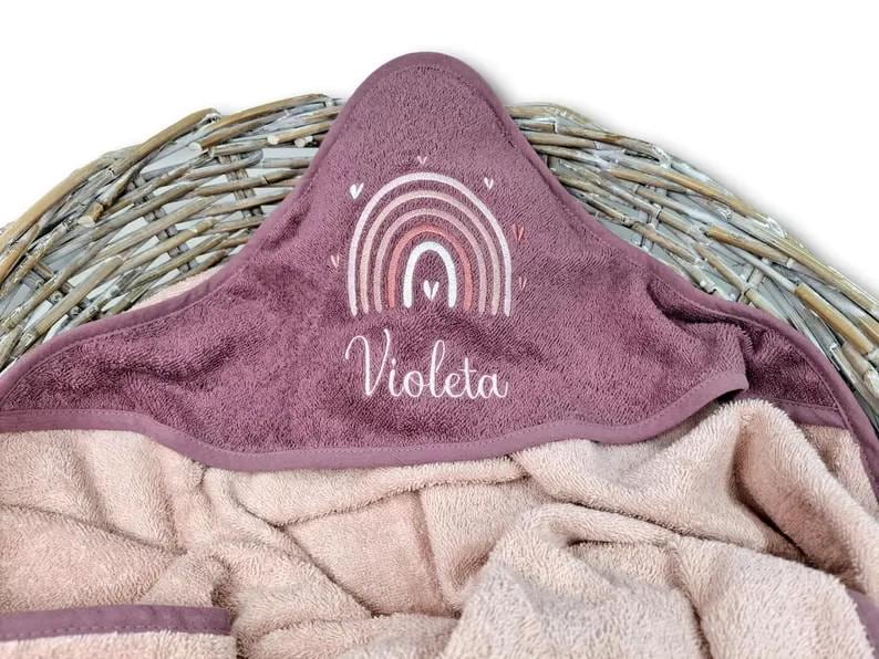 Kapuzenhandtuch Mauve mit Regenbogen und Namen bestickt