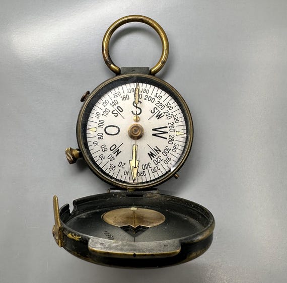 Ancienne boussole de poche en laiton prismatique militaire