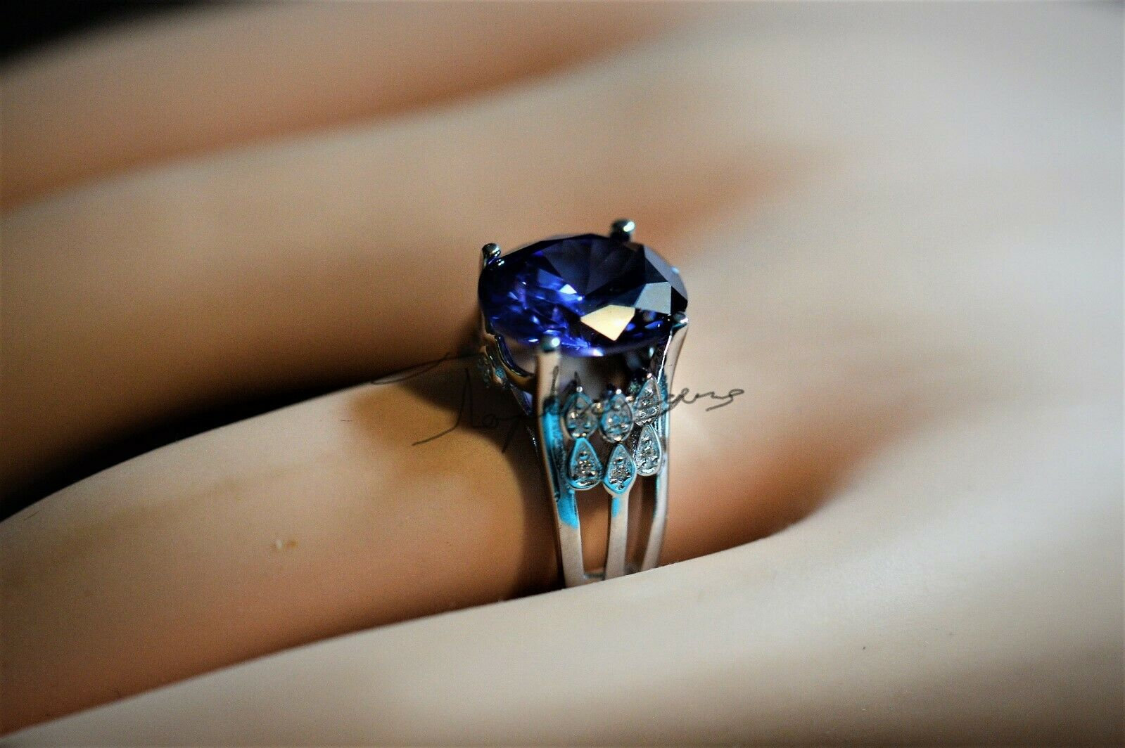 Bague De Luxe Plaqué Or Blanc 18K Avec Pierre Tanzanite Bleue Simulée 7 Carats - Modèle Ovale, Style Éternité