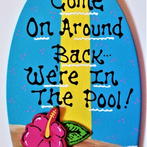 Come On Around Back We&#39;re In The Pool SURFBOARD Hibiscus Aloha SIGN Deck Tropical Hot Tub Plaque Handcrafted Handpainted Wood Wooden