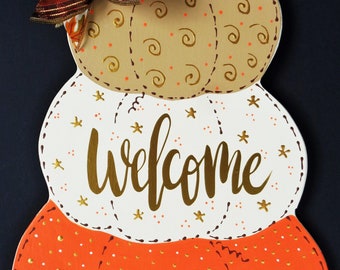 WELCOME Stacked Pumpkins THANKSGIVING Fall SIGN Wall Art Hanger Door Plaque Autumn Halloween Decor Country Wood Crafts Hand Painted Wooden