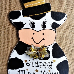 Adorable Happy Moo Year Cow Sign Winter New Year&#39;s Eve Holiday Decor Plaque Wood Wooden Door Hanger Holstein