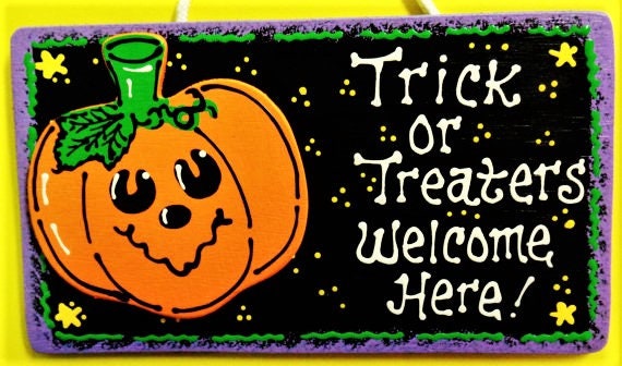 Halloween Trick Or Treaters Welcome Here Sign Pumpkin Plaque Decor Wall Hanger Wood Wooden Door Hanger