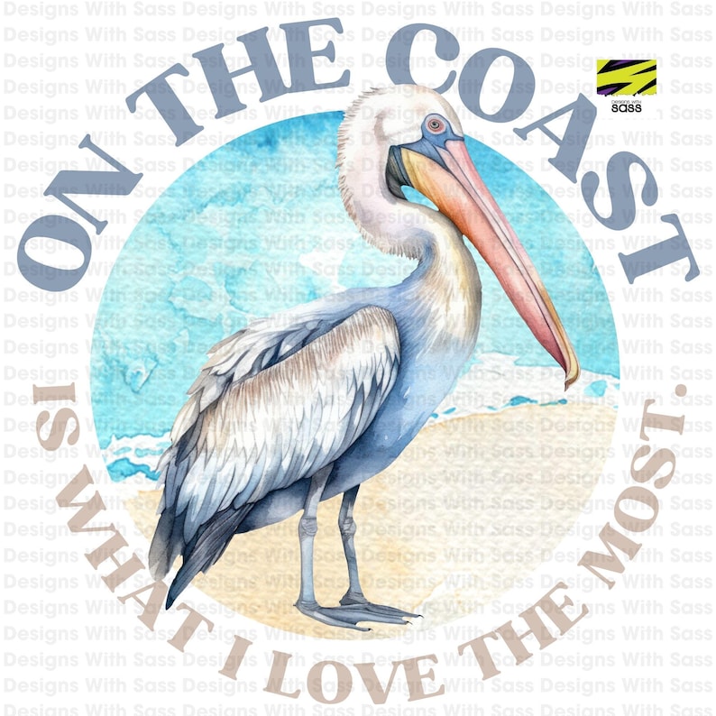 Pode incluir: Ilustra&ccedil;&atilde;o em aquarela de um pelicano na praia, com o texto "ON THE COAST IS WHAT I LOVE THE MOST" em um design circular. O pelicano &eacute; retratado em tons de branco, azul e bege.