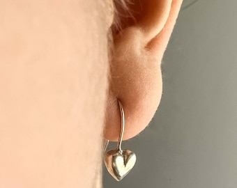 Pendientes de corazón de plata de ley: joyería minimalista hecha a mano