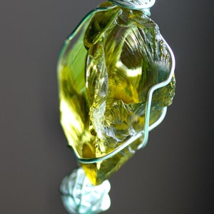 Large Super Rare Green Gold Andara Crystal Pendant 12,05 grams - 999 Pure Silver Wire and Karen Hill Tribe Silver Decoration