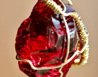 XXL Magenta Garnet Andara Pendant in 14 cts. Gold Filled Wire and Karen Hill Tribe Gold Plated Silver Beads - 39,35 grams Very Rare Andara -