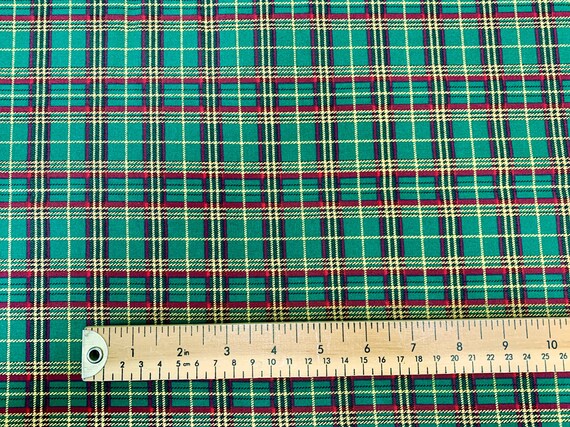 4 leaf holly 100/% cotton fabric green or ivory 54 /" wide per 1//2 metre red