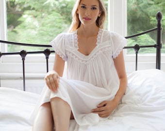 Cottonreal Damen-Nachthemd „Rena“ aus weißem Baumwollbatist im viktorianischen Stil mit Flügelärmeln