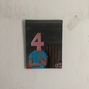 以下が含まれることがあります： ピンクの数字4を頭にした人物が、青いシャツを着て赤いカップを持っている絵画。人物は茶色の木製のドアの前に座っている。
