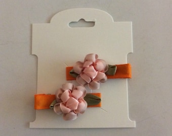 Peach ribbon flowers, adorning bright peach Ribbon lined small alligator clip. Hair clip pair. Ribbon bows, toddler bow, orange, peach hues.