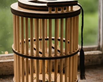 Jaula para grillos pequeños, insectos y animales pequeños cortada con láser, con brochetas de bambú.