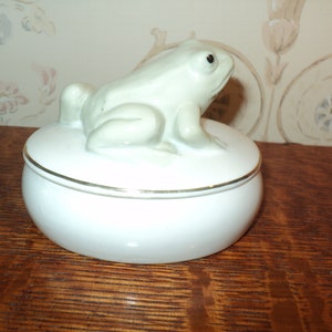 Vintage White Porcelain Frog  Trinket Jewelry Box