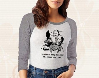 Leer Libros prohibidos camisa de manga larga, camiseta de protesta de prohibición de libros, regalo para bibliotecario maestro, diseño retro de ama de casa