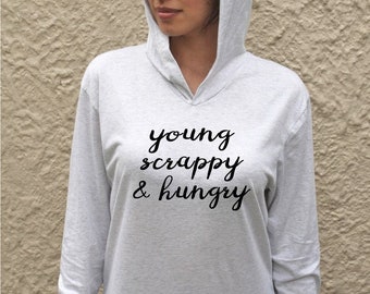 Camiseta con capucha de manga larga de Young Scrappy & Hungry Hamilton, camiseta con capucha