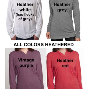 Puede incluir: Cuatro camisas de manga larga con capucha en diferentes colores: blanco jaspeado, gris jaspeado, morado vintage y rojo jaspeado. Las camisas est&aacute;n hechas de un material suave y c&oacute;modo y tienen un corte holgado.