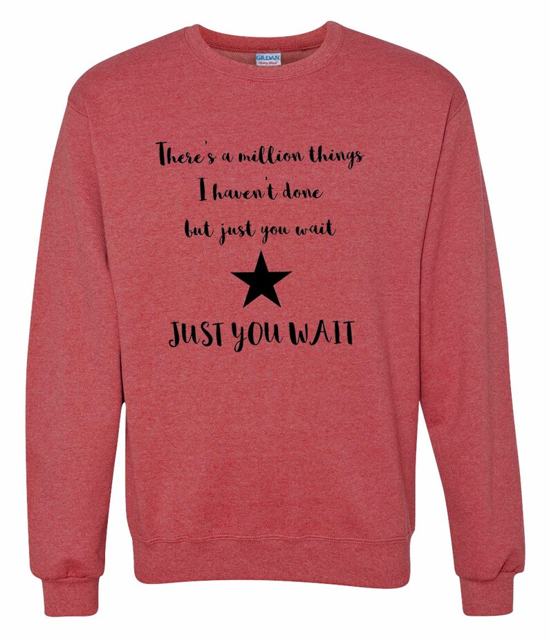 K&ouml;nnte beinhalten: Roter Melange-Sweatshirt mit schwarzem Text, der "There's a million things I haven't done but just you wait JUST YOU WAIT" lautet, und einem schwarzen Stern.
