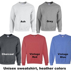 K&ouml;nnte beinhalten: Sechs Unisex-Sweatshirts in verschiedenen Melangefarben: Aschgrau, Grau, Anthrazit, Vintage Rot, Vintage Blau. Alle Sweatshirts haben den gleichen Stil mit einem Rundhalsausschnitt und langen &Auml;rmeln.
