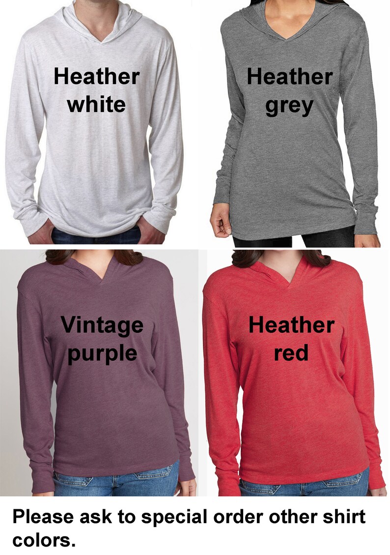 Op de afbeelding: Vier langarmige hoodies in verschillende kleuren: heide wit, heide grijs, vintage paars en heide rood. De hoodies hebben een V-hals en de tekst "Heather white", "Heather grey", "Vintage purple" en "Heather red" staat op de voorkant van elke hoodie gedrukt. De tekst "Vraag naar speciale bestellingen voor andere hoodie kleuren." staat onder de hoodies gedrukt.