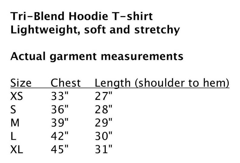 Op de afbeelding: Maattabel voor een tri-blend hoodie t-shirt. De tabel toont de borst- en lengtemaat in inches voor de maten XS, S, M, L en XL.