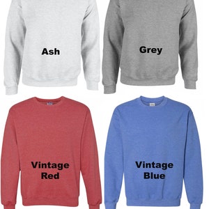 K&ouml;nnte beinhalten: Ein Unisex-Sweatshirt in vier Farben: Asche, Grau, Vintage Rot und Vintage Blau. Das Sweatshirt ist in einer Melange-Farbe.