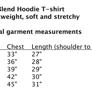 Puede incluir: Tabla de tallas para una camiseta con capucha de mezcla de tres tejidos. La tabla muestra las medidas de pecho y longitud en pulgadas para las tallas XS, S, M, L y XL.