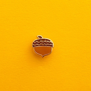 glittery acorn enamel min pin // glitter acorn cap // acorn accessory