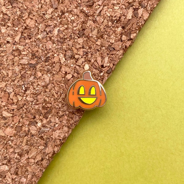 mini jack-o-lantern halloween citrouille émail pin // lueur dans le noir
