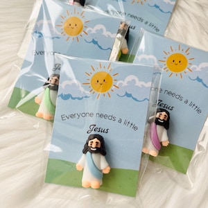 Mini figurine de Jésus avec ceinture pastel Tout le monde a besoin d'un petit Jésus de poche Charme de prière bibelot Cadeau de Dieu Protection du printemps de Pâques Chance