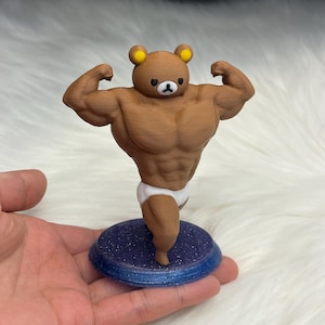 Figura de Rilakkuma de Swole Buff Kuma con ropa interior blanca. Regalo para aficionados al gimnasio, levantadores de pesas y amigos del gimnasio. Adorno de oso.