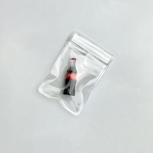 コカコーラの袋キーチェーンバージョン2.0 ギャグギフト パーティーの記念品 ドラッグ ミニコカコーラソーダボトルのビニール袋（耐久性のあるPVCバージョン）