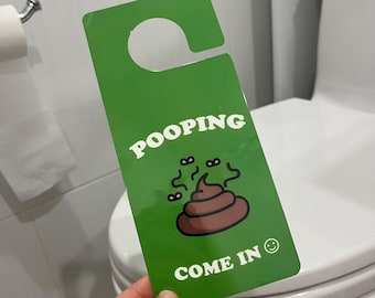 Funny Pooping Come in Door Hanger Bathroom Occupied Sign Tag Gag Gift Toilet Do Not Disturb Knob Home Decor Dorm Poo Joke Prank April Fools