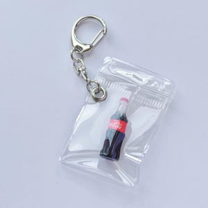 コカコーラの小袋 - ジョークギフト、パーティーの記念品、ドラッグ、ミニコカコーラソーダボトルのビニール袋（耐久性のある再利用可能なPVCポーチバージョン）
