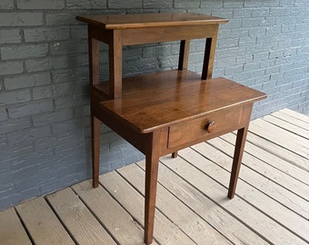 ヴィンテージ　サイドテーブル　UNIVERSAL　FURNITURE　LTD Vintage Universal Furniture Side Table Top Drawer Bottom Shelf Two