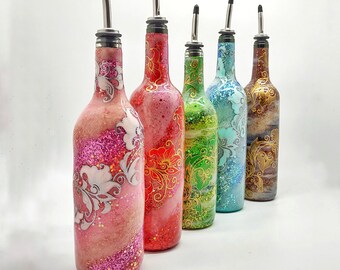 Botella con purpurina floral pintada a mano en varias opciones de color para aceite de oliva o jabón.
