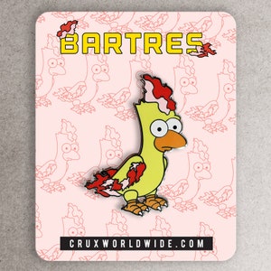 Pode incluir: Um broche de esmalte amarelo com um frango de desenho animado em chamas. O frango tem chamas vermelhas e brancas no corpo e na cabeça. O broche está sobre um fundo rosa com um padrão repetido do mesmo frango em chamas. O texto "BARTRES" está no topo do cartão e "CRUXWORLDWIDE.COM" está na parte inferior.