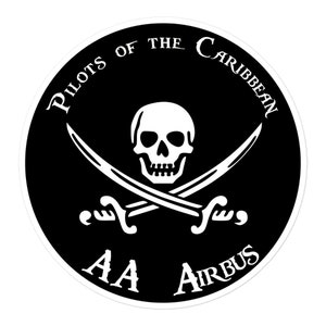 Puede incluir: Una pegatina en blanco y negro con un diseño de calavera y huesos cruzados. El texto "Pilots of the Caribbean" está escrito en un arco circular alrededor de la calavera y los huesos cruzados. El texto "AA Airbus" está escrito debajo de la calavera y los huesos cruzados.