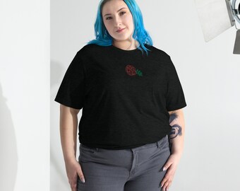 Camiseta con rosa bordada