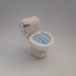 Adorno de inodoro tejido suave - Adorno único - Idea de regalo divertida - Adorno para muebles - Decoración de escritorio - Adorno para baño - Idea de regalo de broma