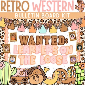Peut inclure: Un "Kit de tableau d'affichage rétro western" coloré avec le texte "WANTED: LEARNERS ON THE LOOSE". Le design comprend une botte de cowboy, un cheval, un chariot et un fer à cheval. Le fond a un motif de peau de vache.