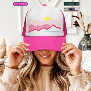 Chapeau personnalisé à 5 panneaux : ambiance rose coucher de soleil dans les montagnes pour les nuits de feu de camp. Casquette trucker snapback en mousse OTTO. Cadeaux pour les enterrements de vie de jeune fille