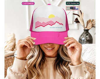 Chapéu personalizado de 5 painéis: inspiração para o pôr do sol nas montanhas rosa para noites de fogueira. Boné de caminhoneiro com fecho de pressão de espuma OTTO. Presentes para despedida de solteira em acampamento.