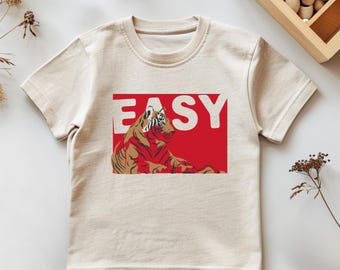 Trendy Easy Tiger Kleinkind T-Shirt: Spaß Kinder Shirt, roter Hintergrund, süße Tiger Grafik, mutiges einfaches Tiger Design, natürliches Tshirt, Kleinkind Geschenkidee