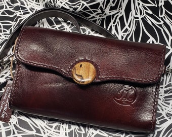 Compact  léger  pratique  exclusif Mini-sac en cuir bourgogne longue courroie  porte-cartes  artisan Québec cousu main Canada