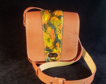 Le sac parfait , cuir couleur orange, bandoulière,  fabrication artisanale   Québec Canada cousu main cadeau Noël maroquinerie , luxueux