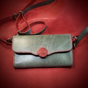 Mini-bolso billetera cuero gris y rojo artesano Quebec Canadá compra local artículos de cuero bandolera cosida a mano, tarjetas, monedas, billetes