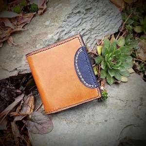 Cartera compacta para hombre en cuero color canela y azul marino, artesano de Quebec, clip cosido a mano para billetes, espacios para tarjetas, Canadá, local