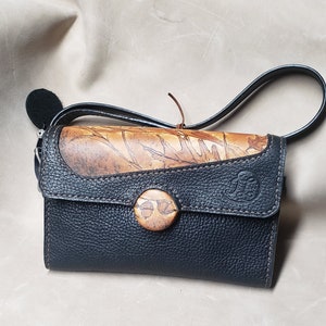 Compact  léger  pratique  exclusif Mini-sac en cuir véritable noir longue courroie  porte-cartes  Québec cousu main Canada, rabat teint
