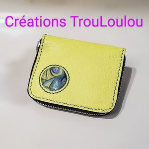 Cartera compacta de cuero amarillo, interior azul cobalto, para tarjetas, monedas, billetes, cosida a mano por un artesano de Quebec, Canadá, regalo comprado localmente.